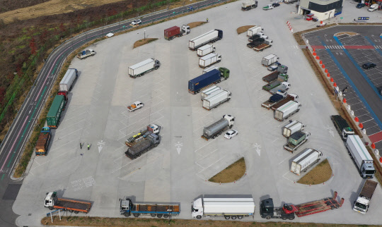 15일 오후 경기도 평택시의 한 고속도로 휴게소에서 트럭들이 요소수를 넣기 위해 순서를 기다리고 있다. 연합뉴스